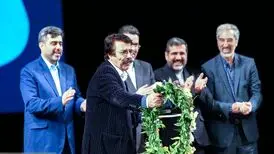 وزیر ارشاد به کدام خواننده حلقه گل داد؟/ عکس
