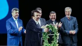 وزیر ارشاد به کدام خواننده حلقه گل داد؟/ عکس
