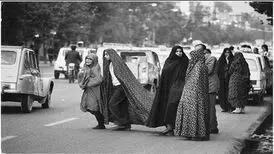 تصویر اولین زنی که بعد از انقلاب گواهینامه رانندگی گرفت
