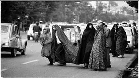 تصویر اولین زنی که بعد از انقلاب گواهینامه رانندگی گرفت
