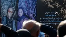 بازیگران و هنرمندان در مراسم تشییع پیکر داریوش مهرجویی و وحیده محمدی‌فر / عکس
