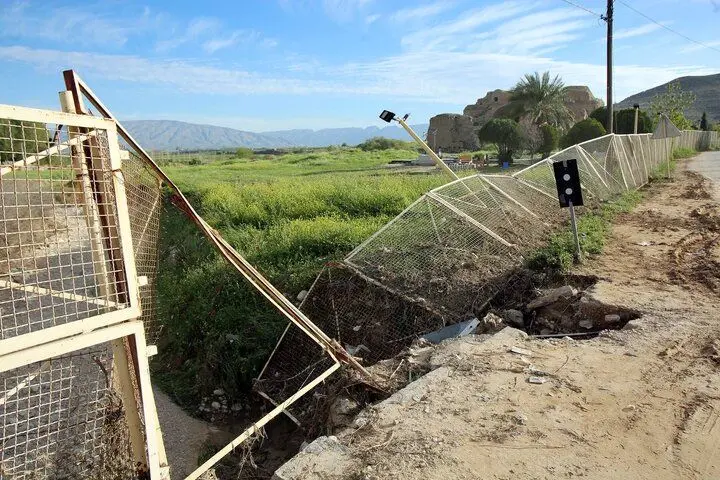 تخریب بخشی از حصار فلزی کاخ اردشیر بابکان فیروزآباد بر اثر سیلاب/به کاخ ساسانی آسیبی نرسید
