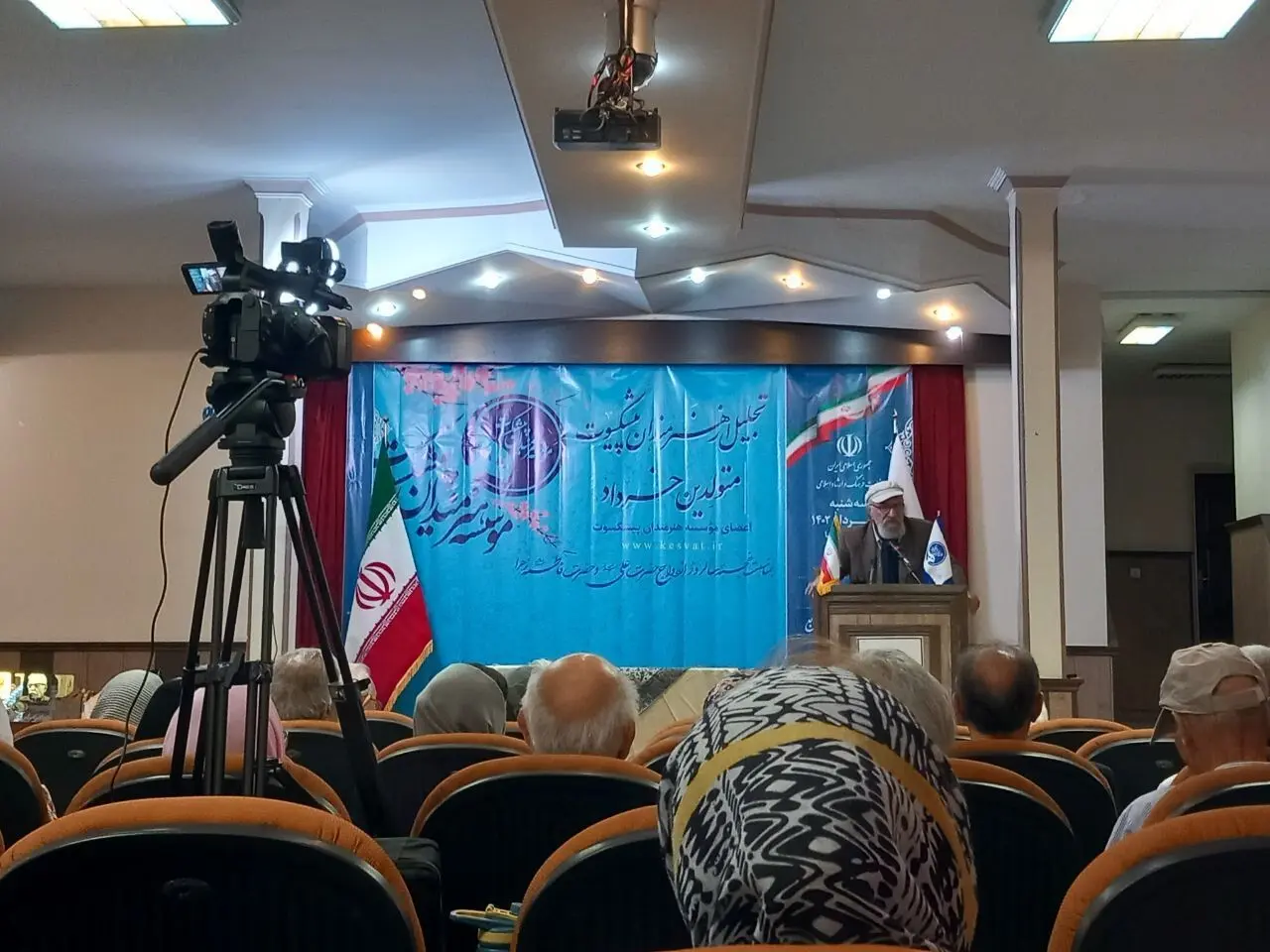 داریوش ارجمند: توهین به وزارت فرهنگ توهین به هنرمندان است/ تعامل سازنده ارشاد با هنرمندان
