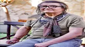 اهدای گل به رضا رویگری در خانه سالمندان