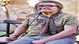 اهدای گل به رضا رویگری در خانه سالمندان