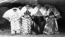 ژست رمانتیک دختر شاه قاجار با موهای فر
