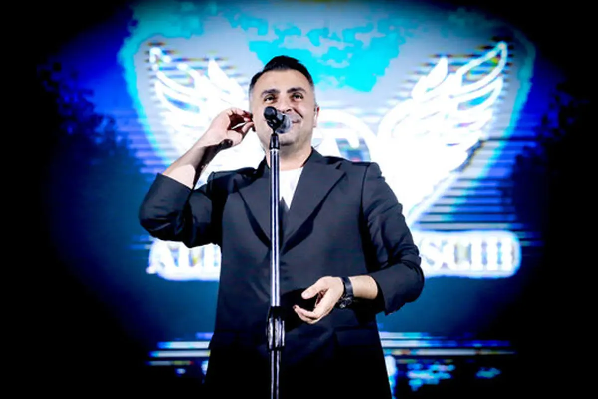 همخوانی با خواننده «بارون اومد و یادم داد» در سالن میلاد
