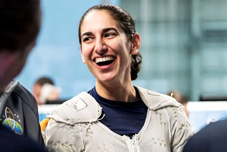 هدایای ارزشمندی که از ایران به یاسمین مقبلی در فضا رسید
