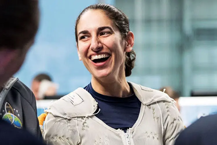 هدایای ارزشمندی که از ایران به یاسمین مقبلی در فضا رسید
