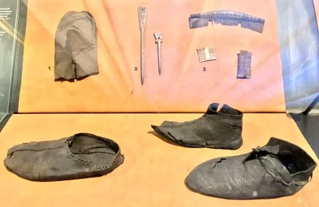 جزئیات کشف ۴۰ جفت کفش کودکانۀ ۷۰۰ ساله
