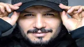 تصاویر زیبا از لحظه ای که جواد عزتی جایزه اش در جشن حافظ را از دست همسرش گرفت