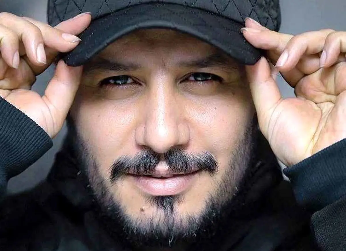 تصاویر زیبا از لحظه ای که جواد عزتی جایزه اش در جشن حافظ را از دست همسرش گرفت