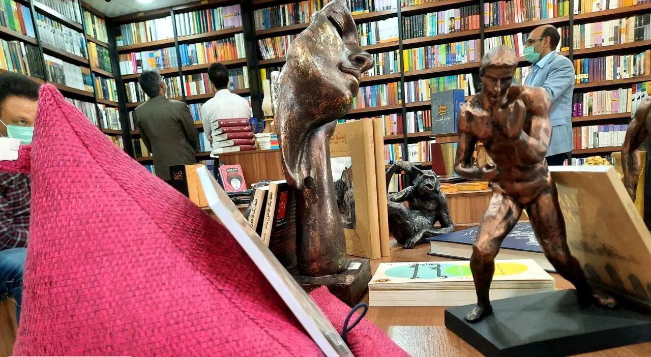 کتاب‌فروشانی از پرداخت مالیات معاف هستند که فقط کتاب بفروشند