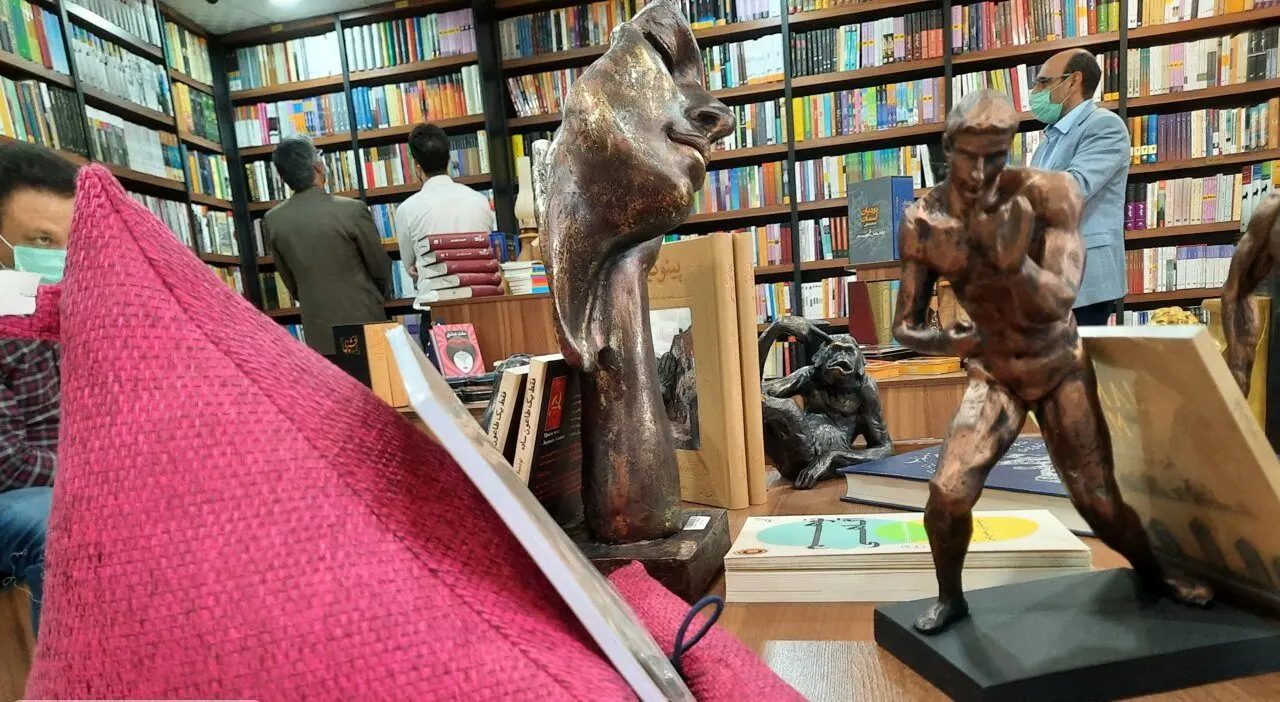 کتاب‌فروشانی از پرداخت مالیات معاف هستند که فقط کتاب بفروشند