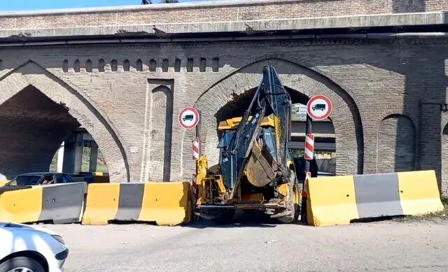 تردد خودرو موجب تخریب اثر تاریخی شد/عکس