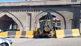 تردد خودرو موجب تخریب اثر تاریخی شد/عکس