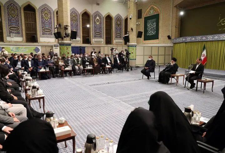 شعر رسانه‌ای تاثیرگذار و ماندگار است/ غربی‌ها از زن ایرانی کینه دارند
