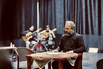 بابک صحرایی، نمایش «مرگ با طعم نسکافه» را روی صحنه می‌برد
