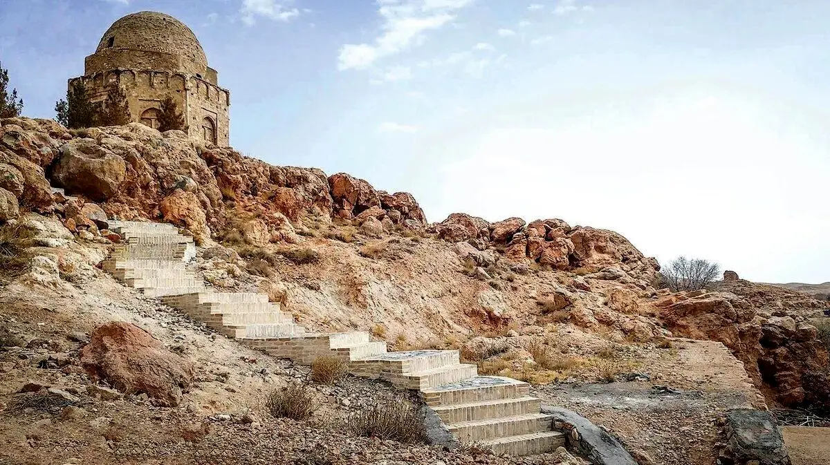 ماجرای قبرستانی در یزد که محل دفن عشاق است
