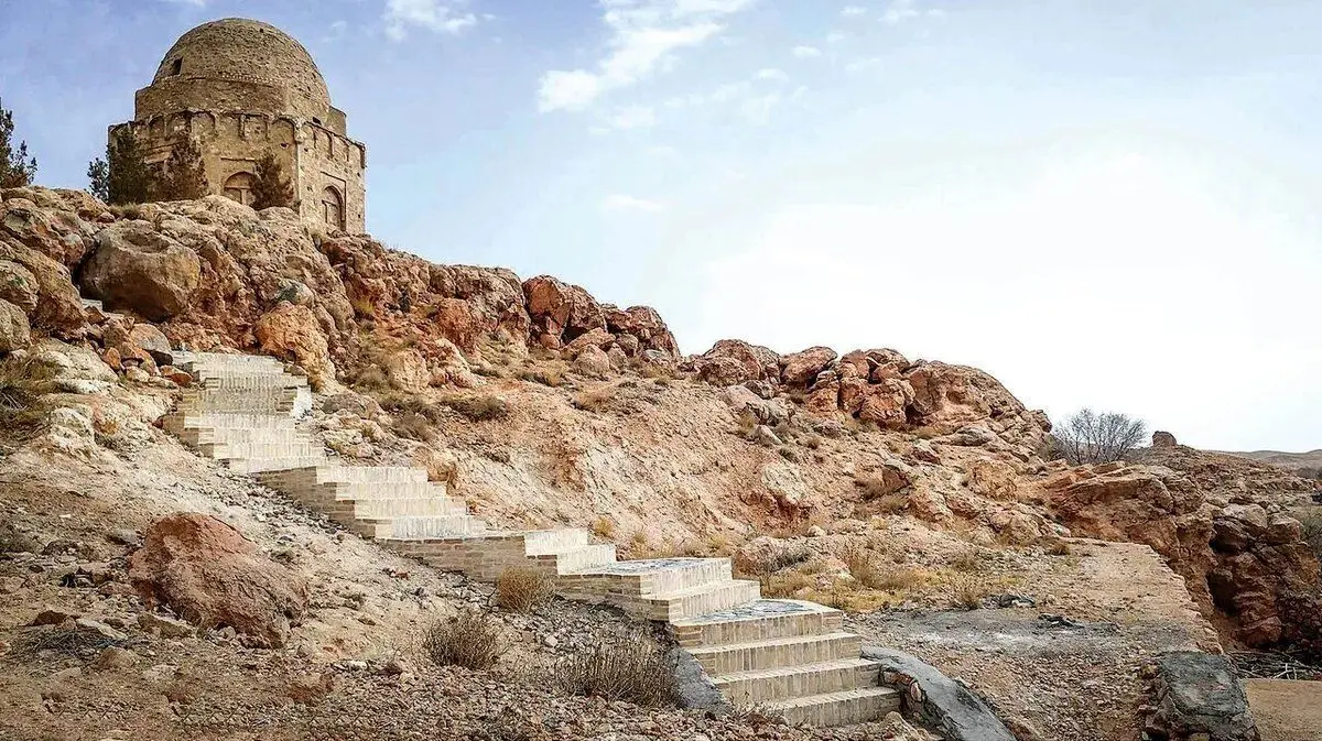 ماجرای قبرستانی در یزد که محل دفن عشاق است
