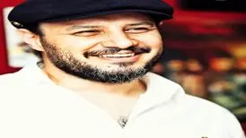 بغل کردن جواد عزتی توسط یک هوادار