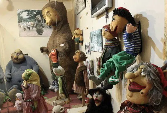 عکس | ماجرای عروسکی که در تلویزیون ناگهان غیب شد ...
