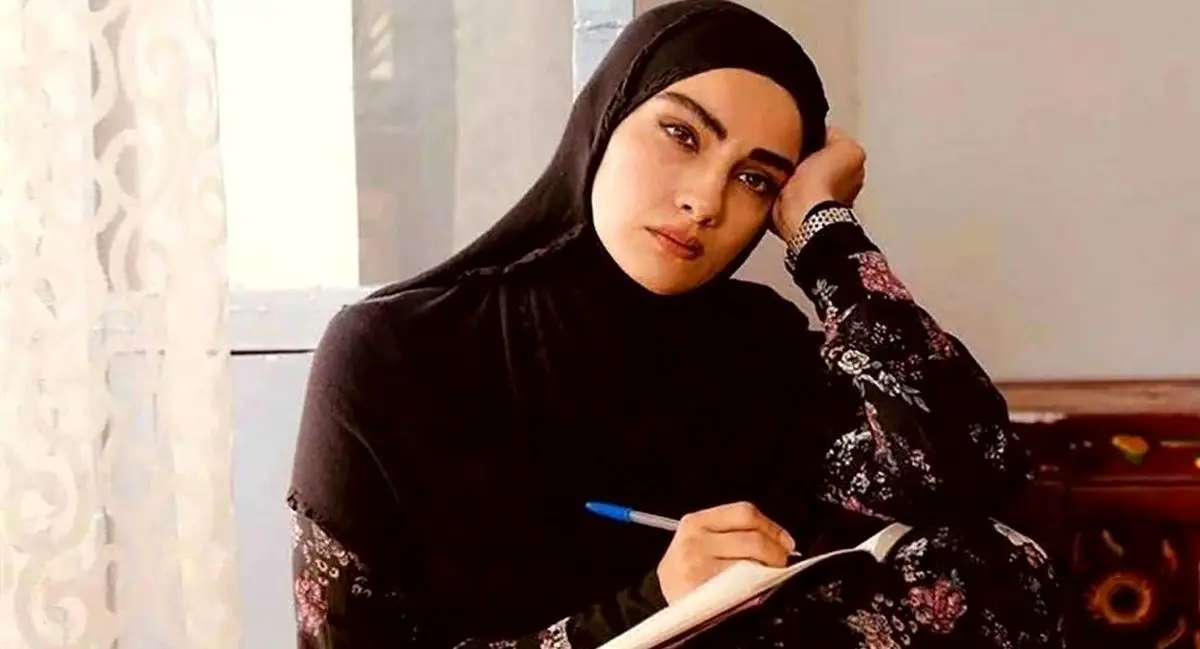 تیپ متفاوت بازیگر سریال نجلا در کاخ سعدآباد
