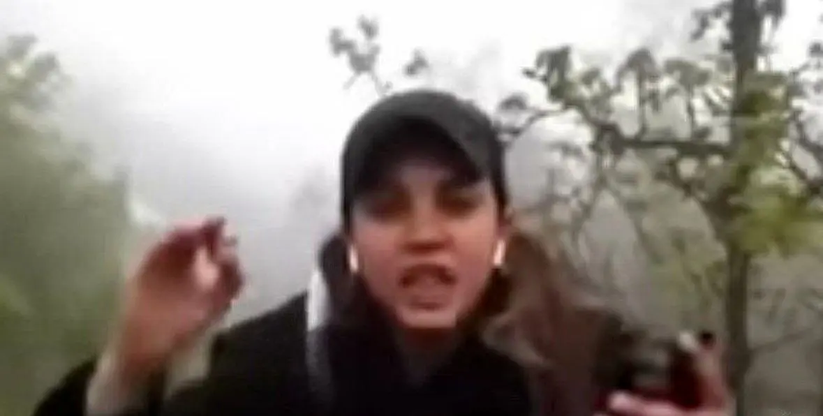 خبرنگار حاضر در سانحه بالگرد شهید رئیسی در کنار تحریرالشام چه می کند؟
