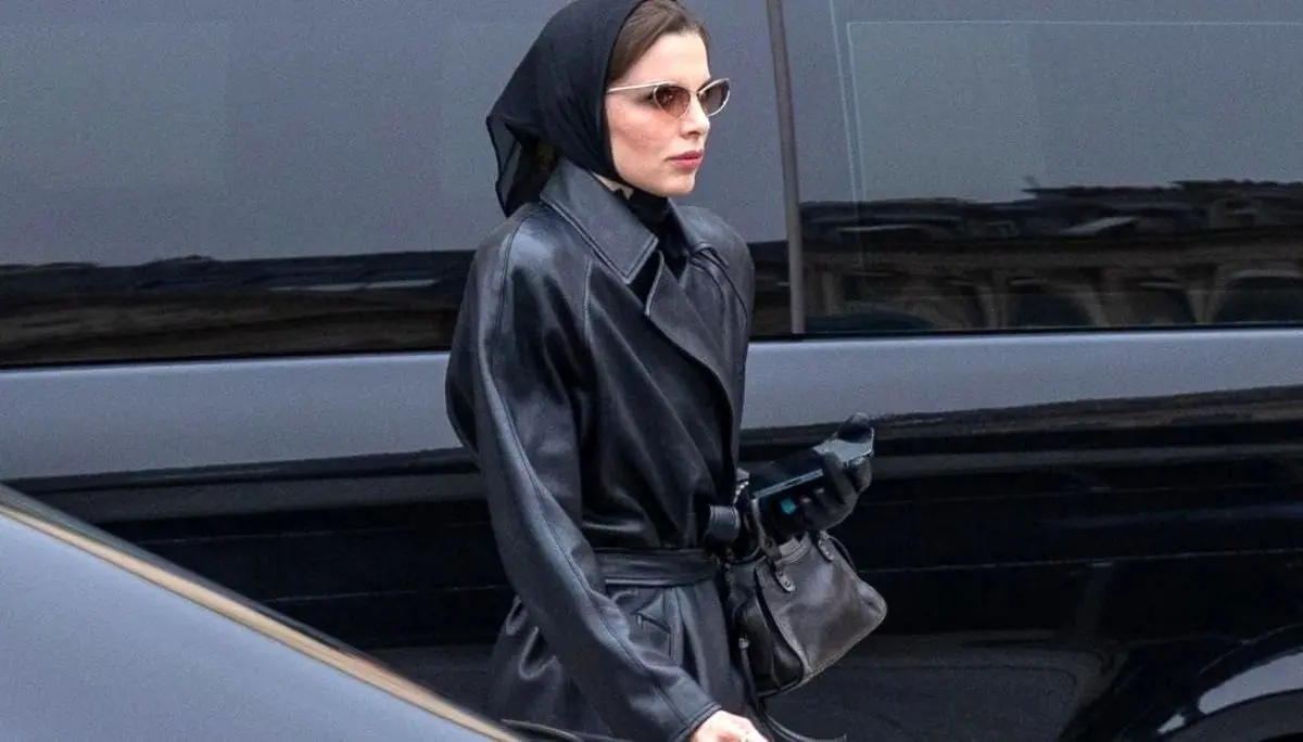 جنجال روسری سرکردن جولیا فاکس!
