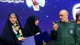 تجلیل از آمنه سادات ذبیح‌پور در روز خبرنگار/ تصاویر

