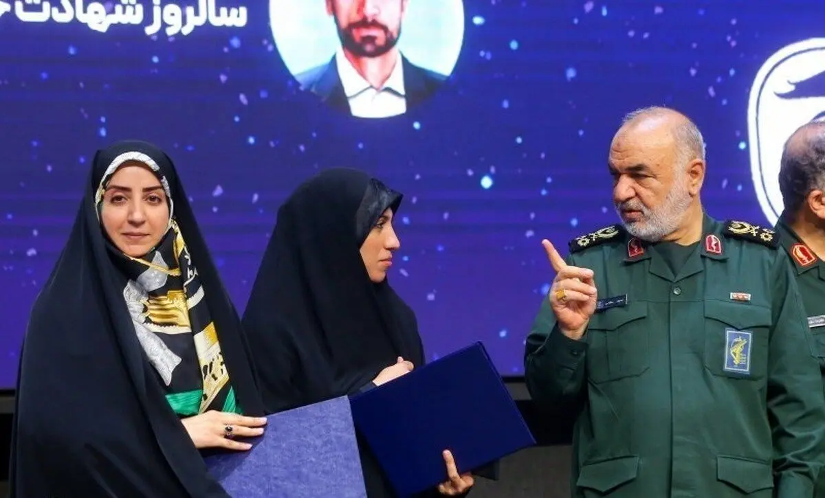 تجلیل از آمنه سادات ذبیح‌پور در روز خبرنگار/ تصاویر
