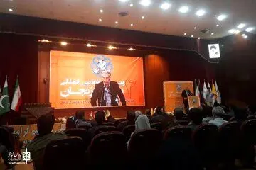 اهدای دست‌کش طلایی به خانواده زنده‌یاد فردوس کاویانی
