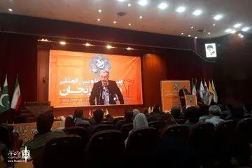 اهدای دست‌کش طلایی به خانواده زنده‌یاد فردوس کاویانی
