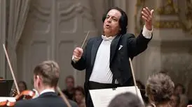 رهبر و خواننده ایرانی روی صحنه مشهورترین سالن اپرای جهان/ پخش برنامه از تلویزیون دولتی روسیه