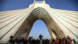 رهبر ارکستر سمفونیک تهران: قلبمان می‌لرزید اما ایستادیم!