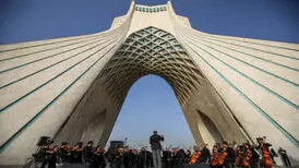 رهبر ارکستر سمفونیک تهران: قلبمان می‌لرزید اما ایستادیم!