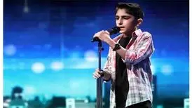 ببینید | آواز کُردی پسر ۱۰ ساله لرستان با صدای سحرآمیز در عصر جدید | تماشاگران ایستاده تشویق کردند