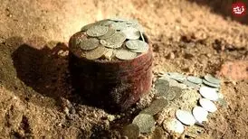 گنج سکه‌های 400 ساله از زیر کلیسای قدیمی بیرون آمد
