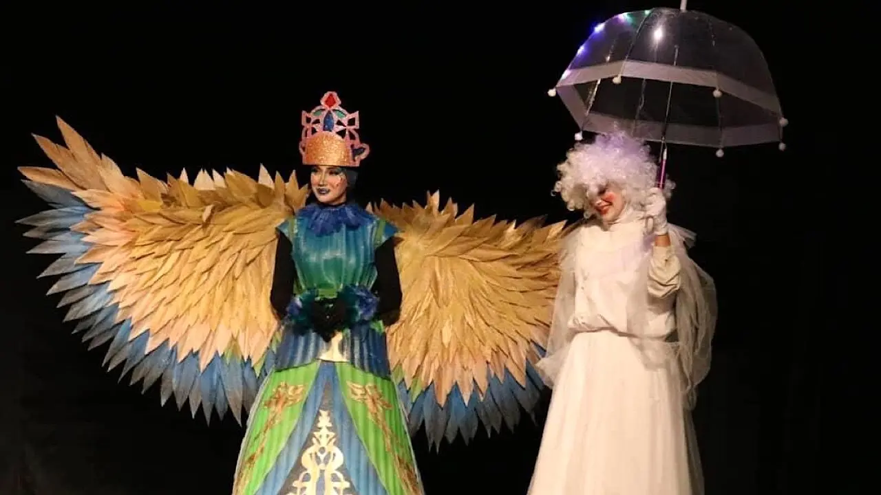 طراحی دکور نمایش با مواد بازیافتی