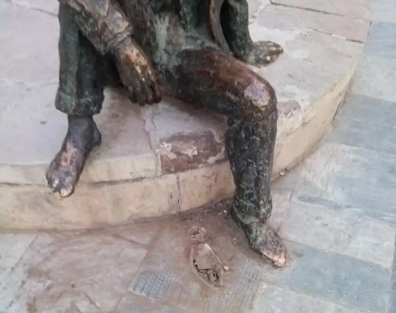 کفش مجسمه پرویز تناولی در پارک شفق دزدیده‌شد
