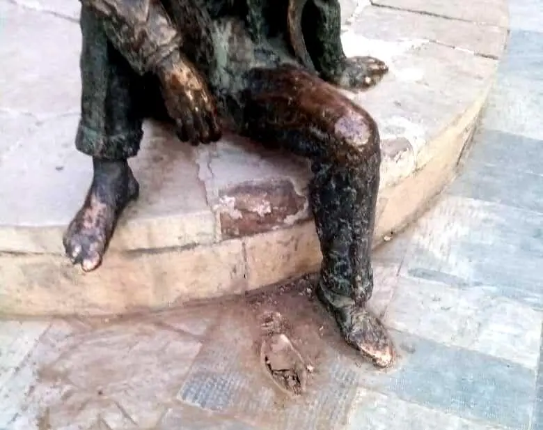 کفش مجسمه پرویز تناولی در پارک شفق دزدیده‌شد