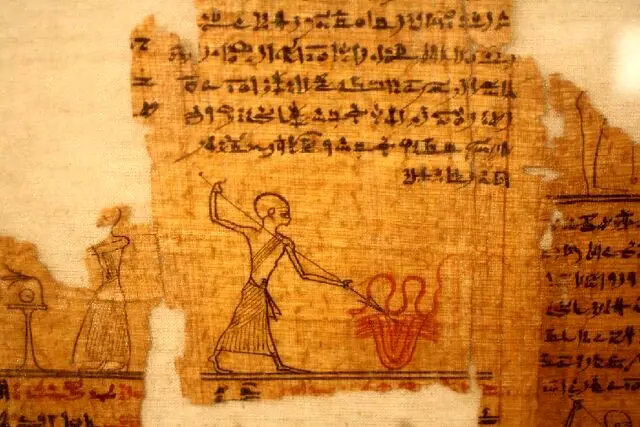 کشف کتاب مردگان در یک گور باستانی
