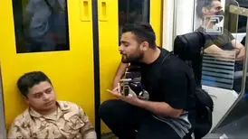 (ویدئو) دلداری جالب نوازنده به سرباز عاشق‌ در مترو تهران!