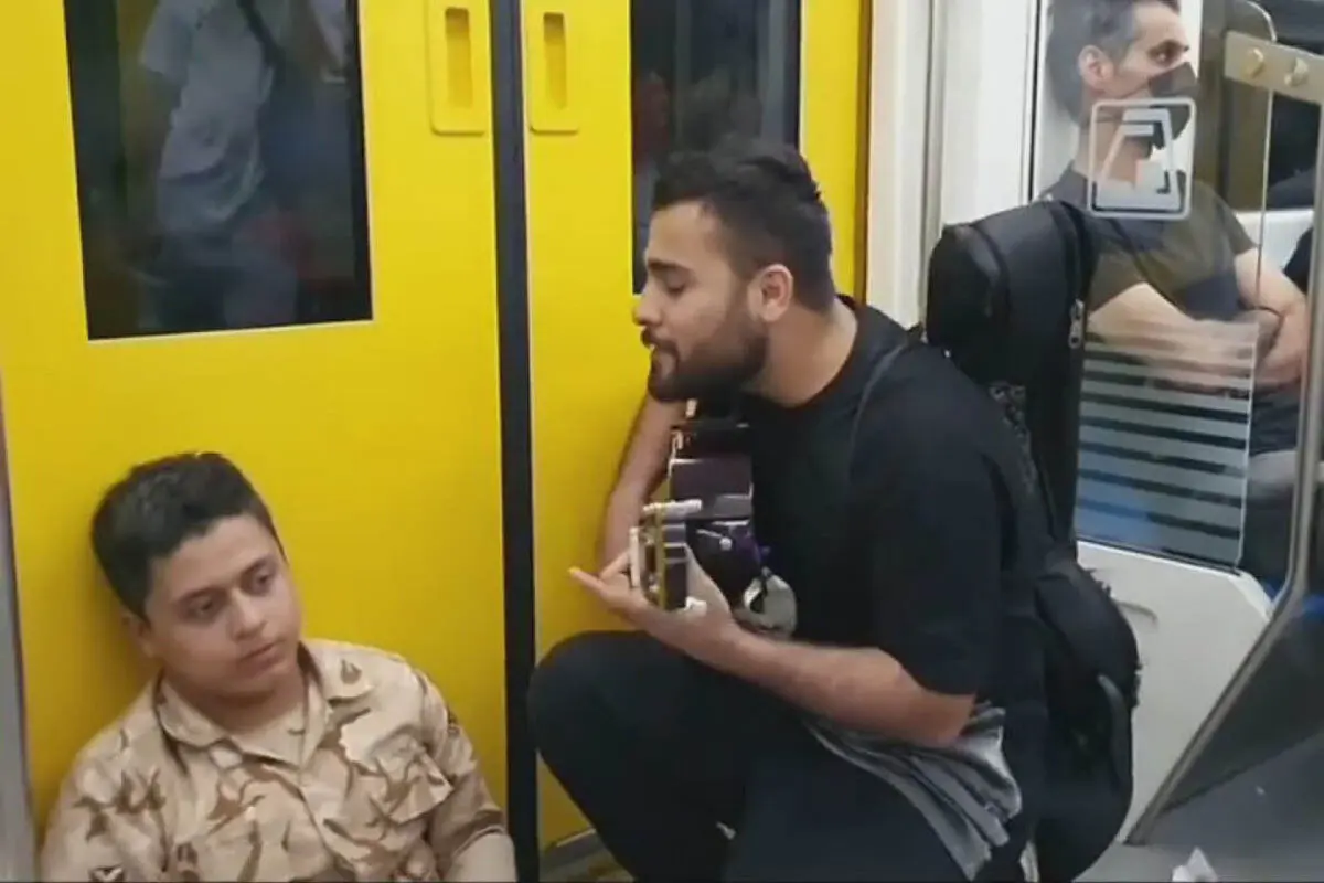 (ویدئو) دلداری جالب نوازنده به سرباز عاشق‌ در مترو تهران!