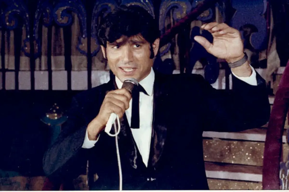 نماز خواندن نعمت آغاسی در کنسرت لاله زار