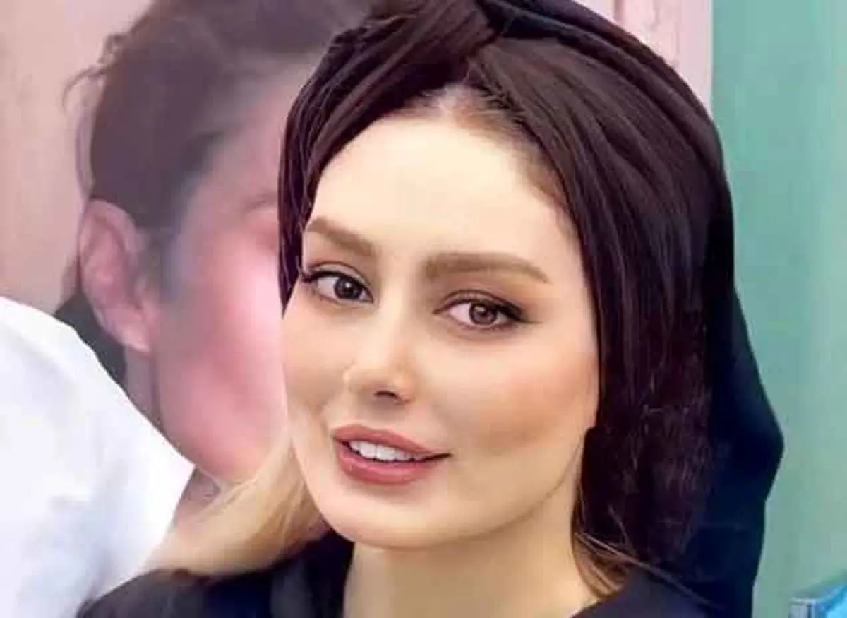 استایل جدید سحر قریشی کنار مجسمه چارلی چاپلین در آمریکا