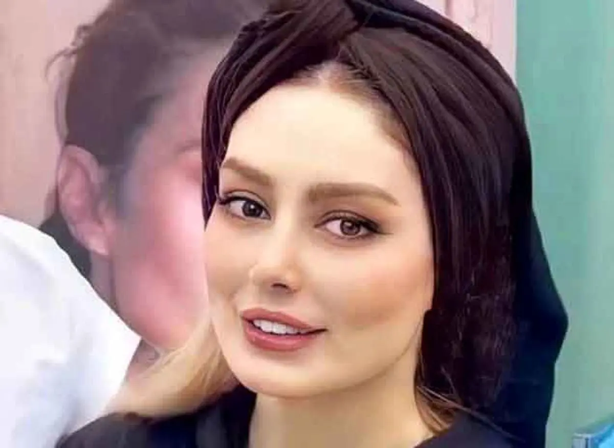 استایل جدید سحر قریشی کنار مجسمه چارلی چاپلین در آمریکا