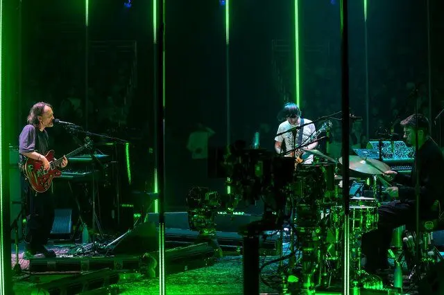 صدای استاد بنان در کنسرت خواننده راک همه را غافلگیر کرد!
