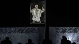 لغو شدن اجرای تئاتری در تالار مولوی به دلیل پوشش یک تماشاگر / عکس
