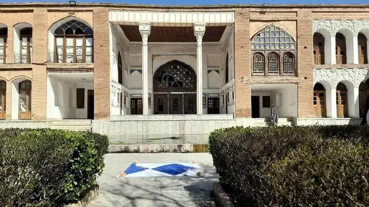 نصب نشان «سپر آبی» برای حفاظت از میراث تاریخی کردستان در برابر جنگ
